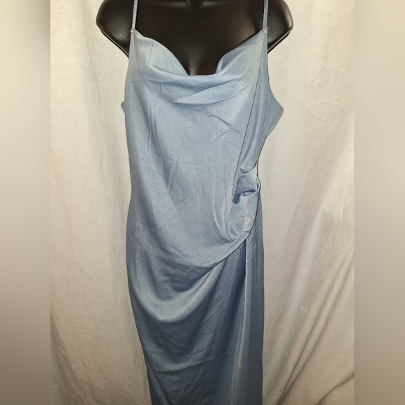Elegant Light Bluish Gray Sleeveless Dress - Picture 4 of 7